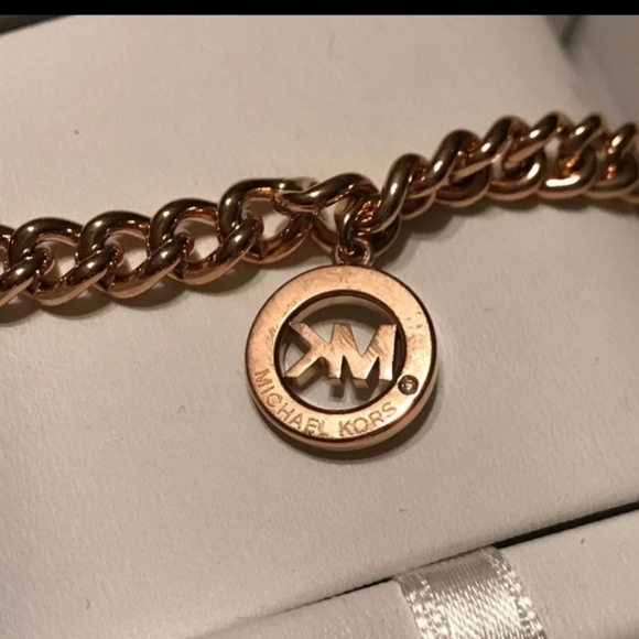 Michael Kors STATEMENT logo in gold finish! - Picture 2 of 2
